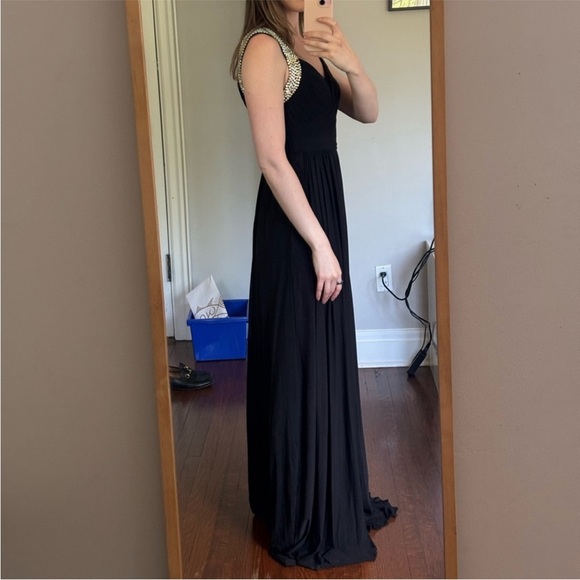 Elegant Black Evening Gown with Silver Accents - Picture 3 of 3